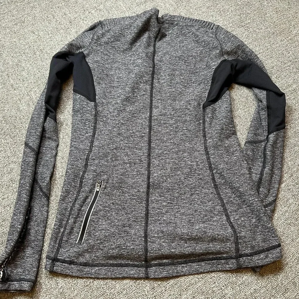Lululemon Runner Long Sleeve in Heathered Grey w/ Reflectors Size 8